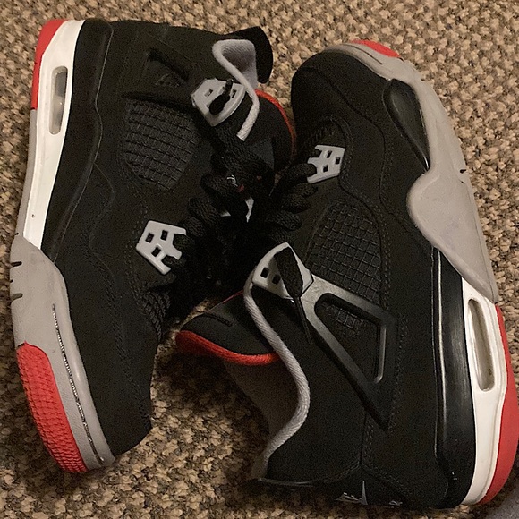 These are the Jordan 4 breds I’m selling these cause they got to small